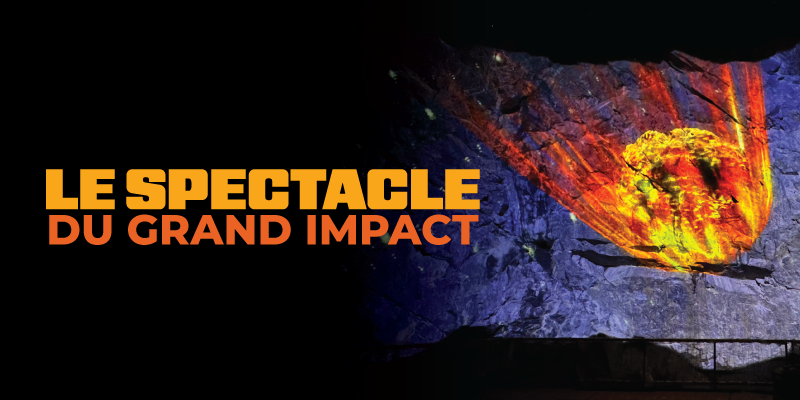 Visuel promotionnel avec le texte orange « Le spectacle du grand impact » sur fond sombre, accompagnant une projection lumineuse d’un météore en collision avec une surface rocheuse.