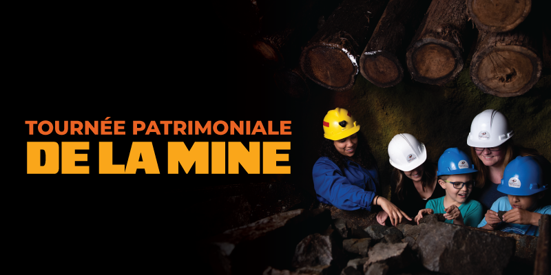 Visuel promotionnel avec le texte orange « Tournée patrimoniale de la mine » sur fond sombre. Un groupe de visiteurs portant des casques observe des roches dans une mine, sous des poutres de bois empilées.