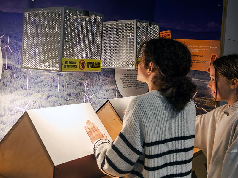 deux jeunes filles découvrent l'efficacité énergétique grâce à une exposition interactive