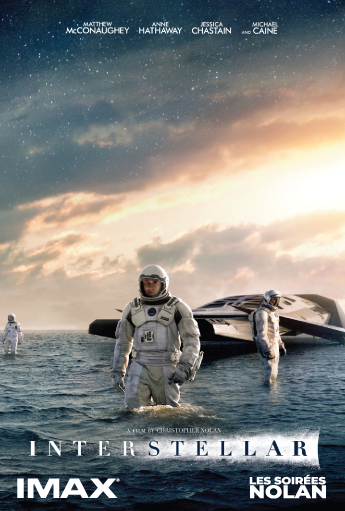 Affiche du film Interstellaire montrant des astronautes debout dans une étendue d’eau peu profonde près d’un vaisseau spatial futuriste sous un ciel spectaculaire, avec le titre INTERSTELLAIRE et l’identification des Soirées Nolan.