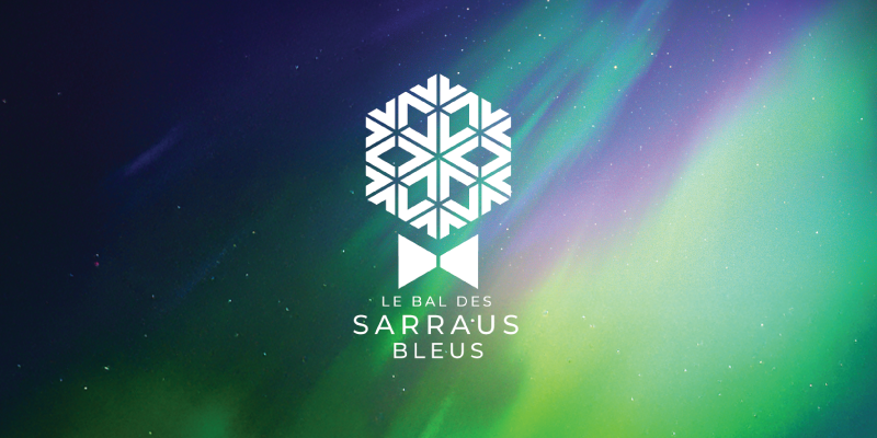 Logo du Bal des sarraus bleus présentant un flocon stylisé blanc au-dessus d’un symbole de sarrau bleu, sur un fond d’aurores boréales aux teintes vertes, bleues et violettes.