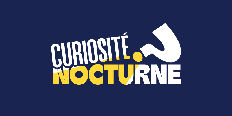Logo de Curiosité nocturne présentant un texte en jaune et blanc sur fond bleu foncé, avec un point d’interrogation stylisé intégré au design.