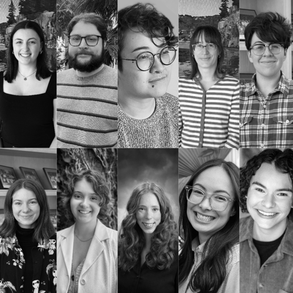 BCollage en noir et blanc composé de douze portraits individuels d’étudiantes et étudiants en communication scientifique de l’Université Laurentienne, disposés en grille. Les photos montrent un groupe de personnes souriantes ou regardant la caméra, avec une variété de coiffures, de lunettes et de styles vestimentaires. Il s’agit de portraits de type professionnel, sur des fonds simples, à l’intérieur et à l’extérieur.