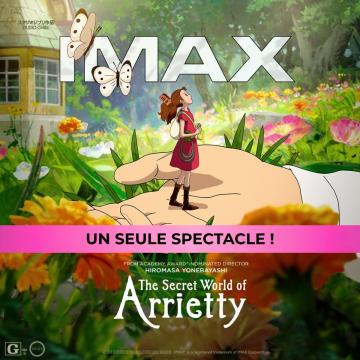Affiche promotionnelle IMAX pour The Secret World of Arrietty. Une petite figure humaine animée se tient debout sur une main ouverte, au milieu d’un jardin coloré composé de grandes feuilles, de fleurs et de végétation abondante. Des papillons volent près du haut de l’image. Le texte « Vivez l’expérience IMAX » apparaît en haut, avec une bannière indiquant « Un seul spectacle ! ». Le titre The Secret World of Arrietty est affiché au bas de l’affiche.
