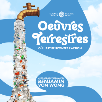 Visuel promotionnel pour « Œuvres terrestres » montrant un robinet en métal laissant couler une colonne verticale de déchets plastiques, incluant bouteilles et contenants, sur un fond de ciel bleu.