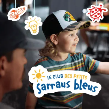Graphique promotionnel du Club des petits sarraus bleus montrant un enfant portant une casquette et un chandail à rayures, entouré d’illustrations sur le thème des sciences, dont une fusée, une ampoule, un soleil et une coccinelle.