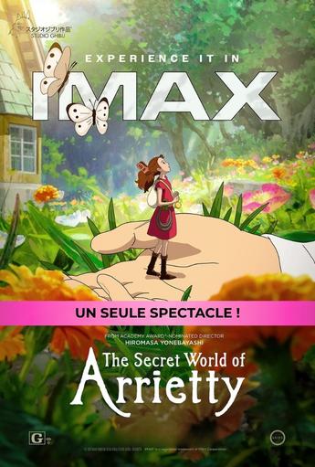 Affiche promotionnelle IMAX pour The Secret World of Arrietty. Une petite figure humaine animée se tient debout sur une main ouverte, au milieu d’un jardin coloré composé de grandes feuilles, de fleurs et de végétation abondante. Des papillons volent près du haut de l’image. Le texte « Vivez l’expérience IMAX » apparaît en haut, avec une bannière indiquant « Un seul spectacle ! ». Le titre The Secret World of Arrietty est affiché au bas de l’affiche.