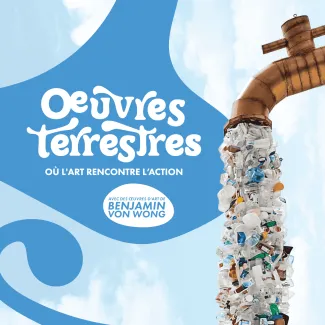 Affiche promotionnelle pour Œuvres terrestres : où l’art rencontre l’action. Un gros tuyau métallique rouillé est incliné vers le bas et laisse couler une colonne de déchets plastiques, incluant des bouteilles et contenants, sur fond de ciel bleu. Le titre « Œuvres terrestres » apparaît en blanc sur une forme bleue, avec la mention d’œuvres d’art de Benjamin Von Wong.