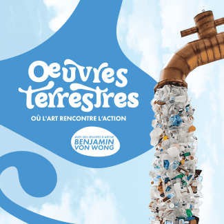 Affiche promotionnelle pour Œuvres terrestres : où l’art rencontre l’action. Un gros tuyau métallique rouillé est incliné vers le bas et laisse couler une colonne de déchets plastiques, incluant des bouteilles et contenants, sur fond de ciel bleu. Le titre « Œuvres terrestres » apparaît en blanc sur une forme bleue, avec la mention d’œuvres d’art de Benjamin Von Wong.