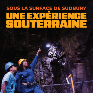 Image promotionnelle avec le texte « Sous la surface de Sudbury : Une expérience souterraine » en orange. Deux visiteurs casqués se tiennent dans une mine rocheuse, l’un pointant vers le plafond éclairé.